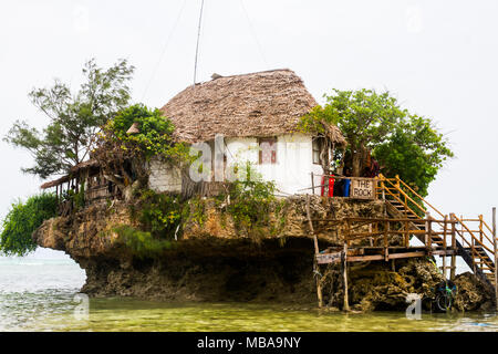 ZANZIBAR, TANZANIE - janvier 05 : Vue sur l'Océan Indien avec la roche restaurant à Zanzibar, Tanzanie le 6 janvier, 2018 Banque D'Images