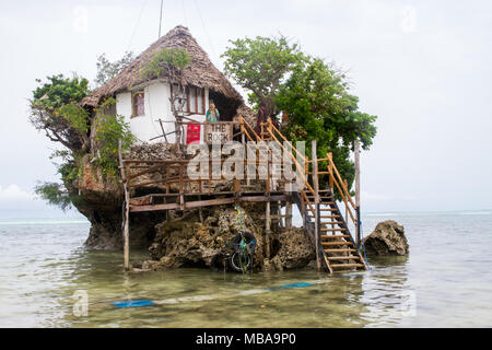 ZANZIBAR, TANZANIE - janvier 05 : Vue sur l'Océan Indien avec la roche restaurant à Zanzibar, Tanzanie le 6 janvier, 2018 Banque D'Images