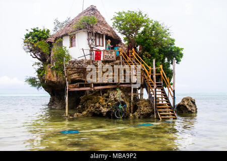 ZANZIBAR, TANZANIE - janvier 05 : Vue sur l'Océan Indien avec la roche restaurant à Zanzibar, Tanzanie le 6 janvier, 2018 Banque D'Images