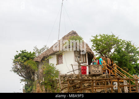 ZANZIBAR, TANZANIE - janvier 05 : Vue sur l'Océan Indien avec la roche restaurant à Zanzibar, Tanzanie le 6 janvier, 2018 Banque D'Images