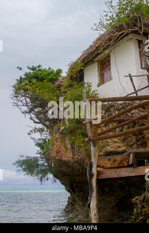 ZANZIBAR, TANZANIE - janvier 05 : Vue sur l'Océan Indien avec la roche restaurant à Zanzibar, Tanzanie le 6 janvier, 2018 Banque D'Images