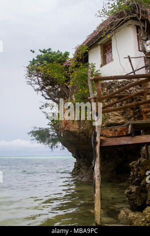 ZANZIBAR, TANZANIE - janvier 05 : Vue sur l'Océan Indien avec la roche restaurant à Zanzibar, Tanzanie le 6 janvier, 2018 Banque D'Images