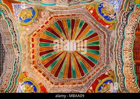 Des tableaux colorés au plafond mur de Darbar Hall du Palais de Maratha, Thanjavur Thanjavur, Tamil Nadu, Inde. Connu localement comme résidence de la BH Banque D'Images