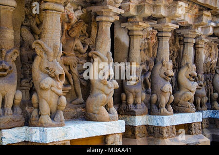 La conception typique de pilier avec des lions mythiques multidirectionnels sur le mur extérieur du temple de Kanchi Kailasanathar, est la plus ancienne structure. Banque D'Images