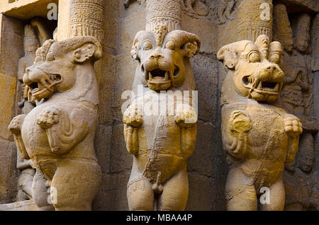 Conception typique de pilier avec des lions mythiques multidirectionnels sur le mur extérieur du temple de Kanchi Kailasanathar, Kanchipuram, Tamil Nadu, Inde. Banque D'Images