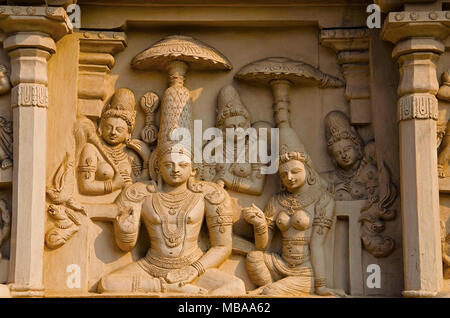 Idoles sculptées sur le mur extérieur du temple de Kanchi Kailasanathar, Kanchipuram, Tamil Nadu, Inde. Ancien Temple Hindou Shiva Banque D'Images