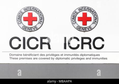 Genève, Suisse - 1 octobre 2017 : le logo du CICR en anglais et en français sur un panneau Banque D'Images