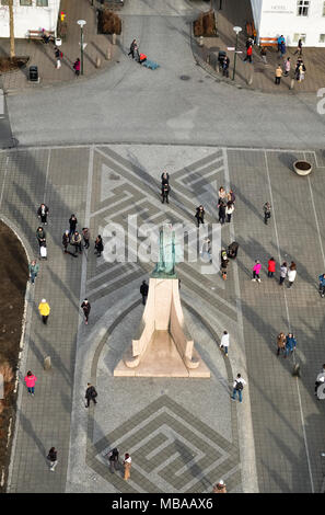 Reykjavik, Islande. La statue de Leif Ericson, découvreur de l'Amérique du Nord (Vinland), vu de la tour de l'église Hallgrimskirkja Banque D'Images