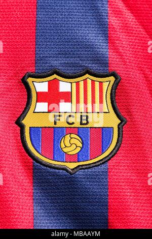 Odder, Danemark - Mars 26, 2018 : Logo du FC Barcelone sur une chemise. Le FC Barcelone est un club de football basé à Barcelone, Catalogne, Espagne Banque D'Images