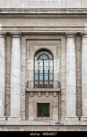Balcon d'un immeuble à l'angle de la Piazza Pia et Via della Concillazione à Rome, Italie. Les lettres en haut montrent une partie d'une inscription qui Banque D'Images