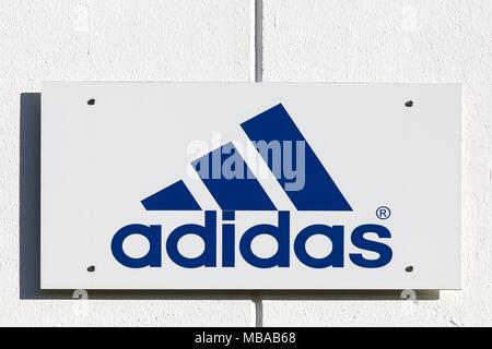 Paris, France - le 5 juin 2017 : logo Adidas sur un mur. Adidas est une multinationale allemande qui fabrique des chaussures de sport, vêtements Banque D'Images