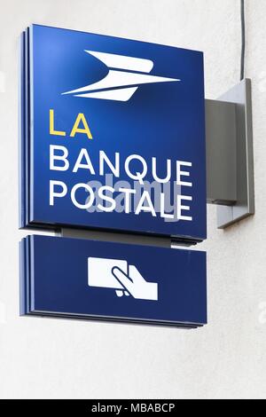 Villefranche, France - 18 mars 2018 : La Banque postale logo sur un mur. La Banque postale est une banque française créée le 1 janvier 2006 Banque D'Images