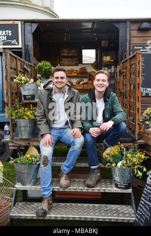 Ed Johnstone et George Shaw de la paysanne Sussex farm shop mobile mise en place à côté de la poivrière à Queen's Park à Brighton . Banque D'Images