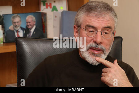 L'ancien leader du Sinn Fein Gerry Adams réfléchit sur les négociations de paix du Vendredi Saint dans son bureau à Leinster House, Dublin. Banque D'Images