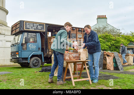 Le client achète des légumes frais au paysan Sussex farm shop mobile mise en place à côté de la poivrière à Queen's Park à Brighton . Banque D'Images
