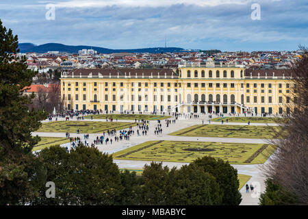 Le parc jardin dans Shonbrunn Palace (Wien) préparé pour l'hiver avec fleurs et manquant de grands groupes de touristes autour de la marche Banque D'Images