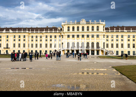 Le parc jardin dans Shonbrunn Palace (Wien) dans la région de Rainy day avec de petites flaques et des groupes de touristes autour de la marche Banque D'Images