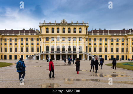 Le parc jardin dans Shonbrunn Palace (Wien) dans la région de Rainy day avec de petites flaques et des groupes de touristes autour de la marche Banque D'Images