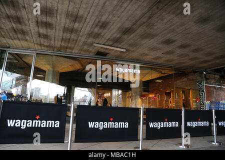 La chaîne de restaurant Wagamama a reçu une amende d'un montant non divulgué pour ne pas avoir à payer le personnel le salaire minimum national. Vue générale de Wagamama sur Southbank. Avec : Atmosphère, voir Où : London, Royaume-Uni Quand : 09 mars 2018 Credit : Dinendra Haria/WENN Banque D'Images