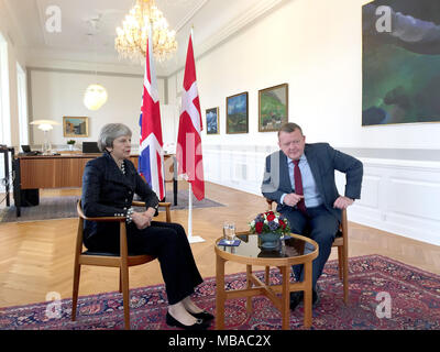 Theresa peut aux côtés de Lars Rasmussen, Premier ministre danois Christiansborg intérieur de château, Copenhague, que les deux dirigeants devraient discuter de Brexit ainsi que la menace la Russie représente pour la sécurité pendant le voyage d'une journée. Banque D'Images