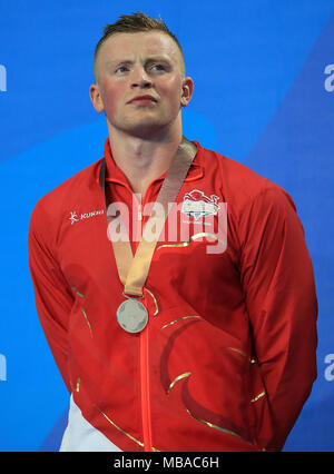 L'Angleterre Adam tourbé avec sa médaille d'argent au 50m brasse au Centre aquatique de Gold Coast pendant cinq jours de la 2018 Jeux du Commonwealth à la Gold Coast, en Australie. Banque D'Images