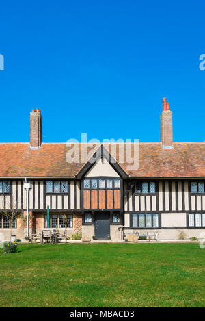 Aldeburgh alms maisons, vue sur une rangée d'aumône maisons conçues dans un style à colombages de style Tudor dans le centre d'Aldeburgh village, Suffolk, UK Banque D'Images