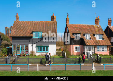 Suffolk Aldeburgh, vue sur les maisons typiques de l'architecture en Aldeburgh village avec l'embarquement et orange pantiles, Suffolk, UK Banque D'Images