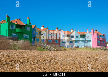 Maison colorée plage, vue sur une rangée colorée de maisons datant de 1937 situé sur la plage de Thorpeness sur la côte du Suffolk, Angleterre, Royaume-Uni Banque D'Images