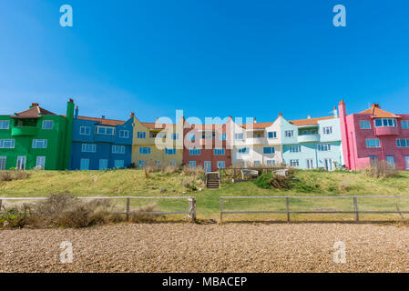 Maison de plage de couleur, une rangée de maisons colorées datant de 1937 situé sur la plage à Aldeburgh sur la côte du Suffolk, Angleterre, RU Banque D'Images