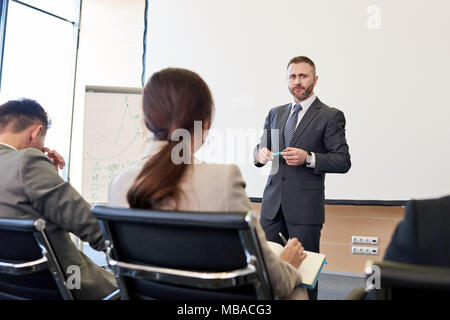 Mature Businessman Giving Presentation Banque D'Images