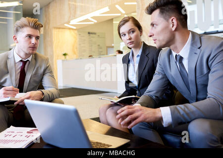 Équipe de professionnels collaborant à Office Banque D'Images