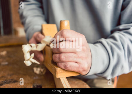 Part d'un senior carpenter avec du bois de charpente Banque D'Images