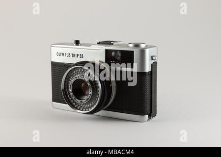 Olympus TRIP 35 sur fond blanc Banque D'Images