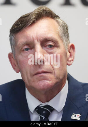 Dr William Mitchell à Bibliothèque Linenhall, Belfast, où un Loyaliste Déclaration de transformation a été annoncé. Banque D'Images