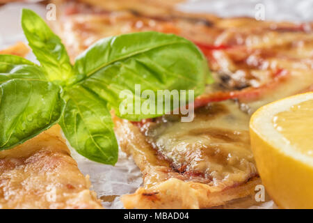 Deux morceaux de pizza aux champignons et fromage Banque D'Images