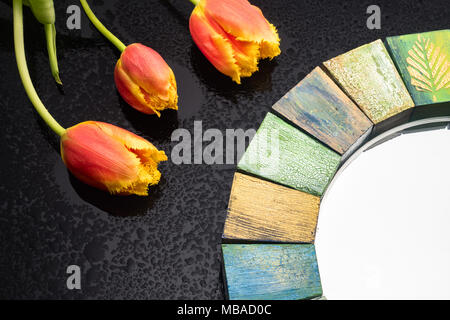 Design intérieur fait main en miroir avec cadre en bois bouquet de tulipes au printemps Banque D'Images