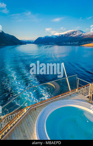 Vue extérieure au-dessus de voyage Hurtigruten en croisière le long de la côte norvégienne avec une piscine de luxe avec une magnifique nature background Banque D'Images