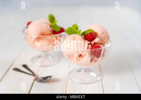 Studio shot de glace à la framboise plats en verre sur la table en bois blanc Banque D'Images