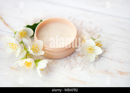 L'établissement Spa avec jasmine blossom, pot de crème de beauté et de sel de mer Banque D'Images