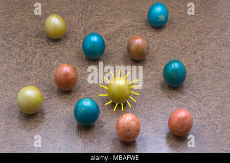Oeufs de Pâques au chocolat sur fond de bois Banque D'Images