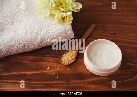 L'établissement Spa avec sel de mer crème de beauté avec des fleurs et des serviettes Banque D'Images