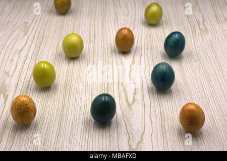 Vue de dessus tourné d'arrangement Joyeuses Pâques décoration fond de concept.Télévision jeter des oeufs colorés bunny avec accessoire ornement sur bel moderne Banque D'Images