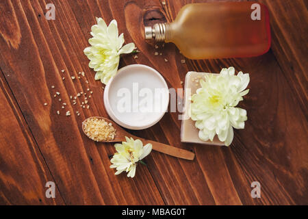 L'établissement Spa avec de l'huile Essence,le savon et de sel de mer avec fleur sur fond de bois Banque D'Images