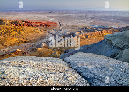 Vue aérienne de montagnes en couches bizarres dans le parc du désert Altyn Emel au Kazakhstan Banque D'Images