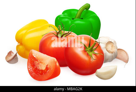 Deux tomates rouges entiers et frais, avec des feuilles vertes et jaunes, de coupe et de poivron vert avec les légumes et l'ail girofle isolé sur fond blanc Banque D'Images