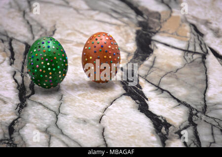 Photo de la vie encore beaucoup de bonbons au chocolat couverte mouchetée colorés oeufs de pâques Banque D'Images