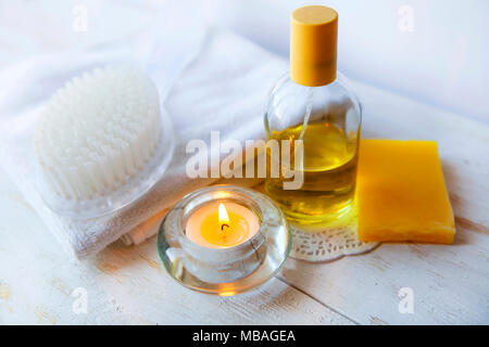 Accessoires de salle de bain sur fond blanc Banque D'Images