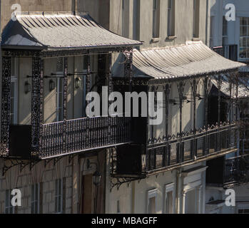 Un balcon en ferronnerie sur les maisons géorgiennes de Sion Hill, Clifton, Bristol, Royaume-Uni Banque D'Images