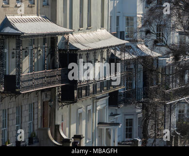 Un balcon en ferronnerie sur les maisons géorgiennes de Sion Hill, Clifton, Bristol, Royaume-Uni Banque D'Images