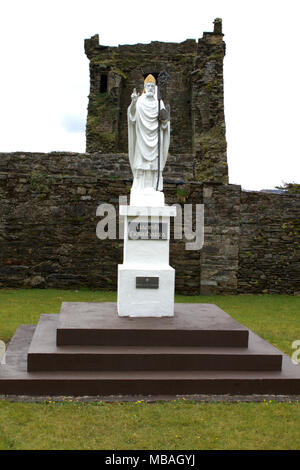 Statue de Saint Patrick c'était un cinquième siècle Romano et l'évêque missionnaire chrétienne en Irlande. Dans le parc du château d'carriganass.L'Irlande Banque D'Images